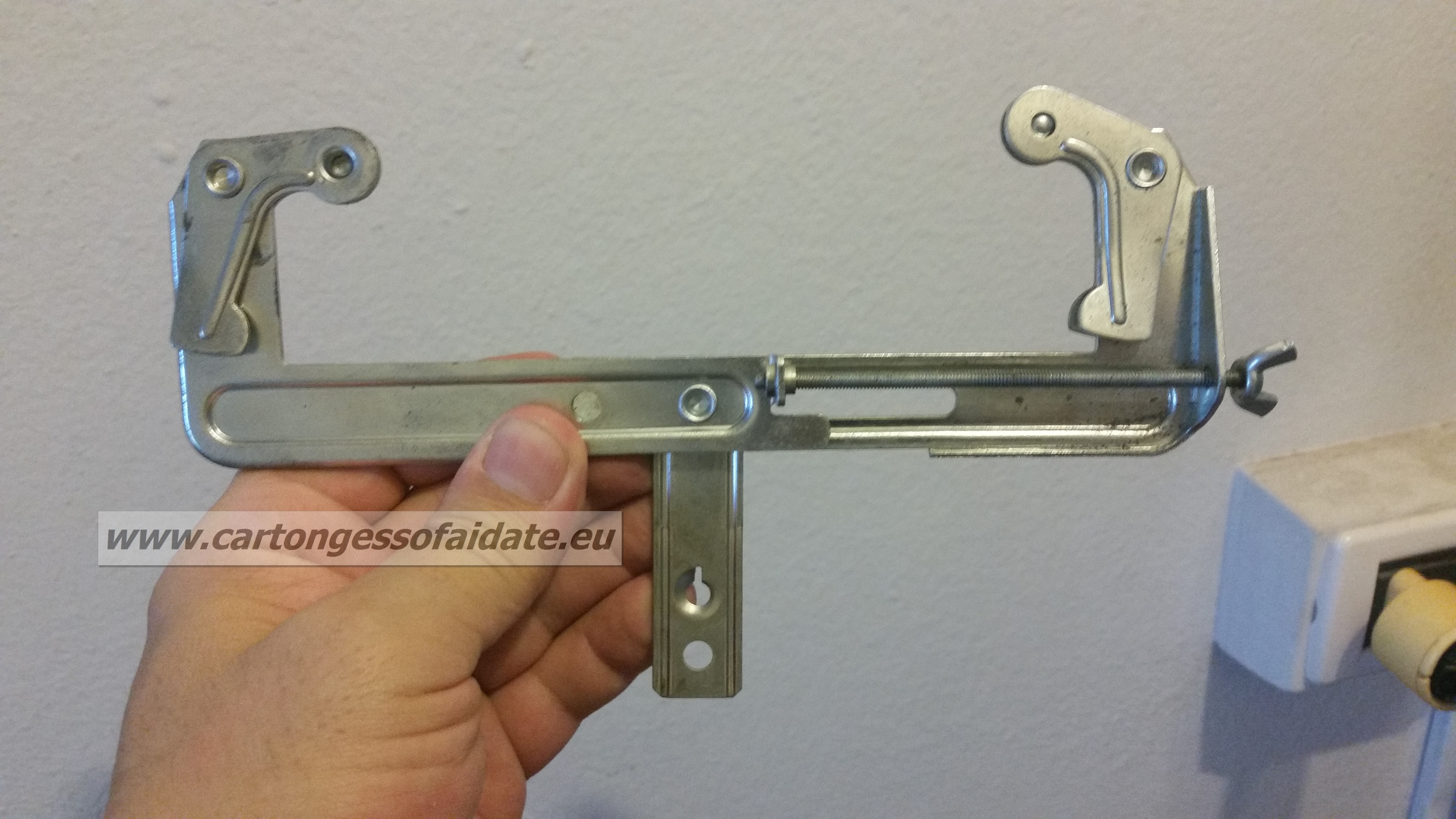 Morsetto per pendinatura su trave in calcestruzzo cartongesso ... Sportelli botole per cartongesso