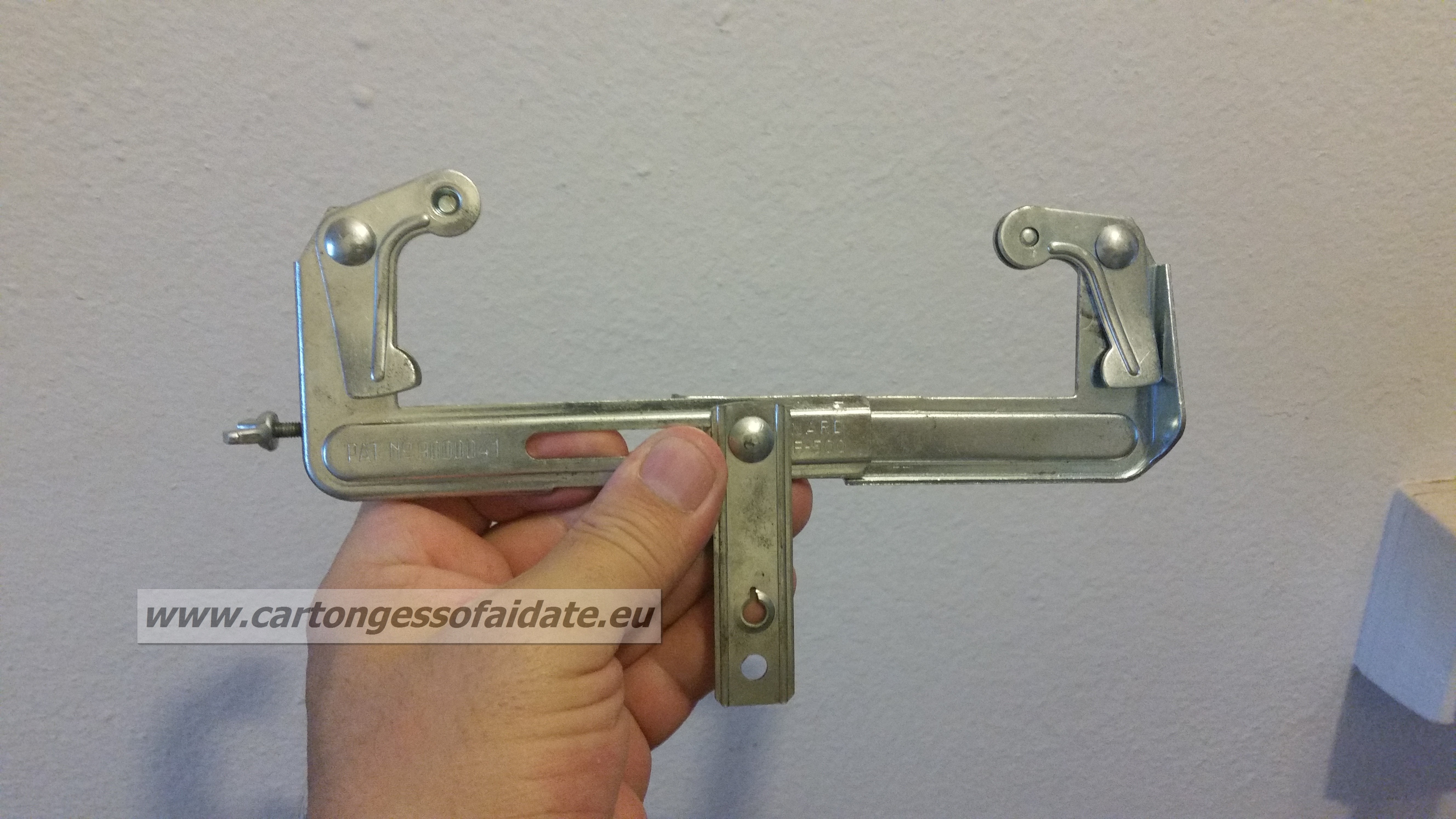 Morsetto per pendinatura su trave in calcestruzzo cartongesso ... Sportelli botole per cartongesso
