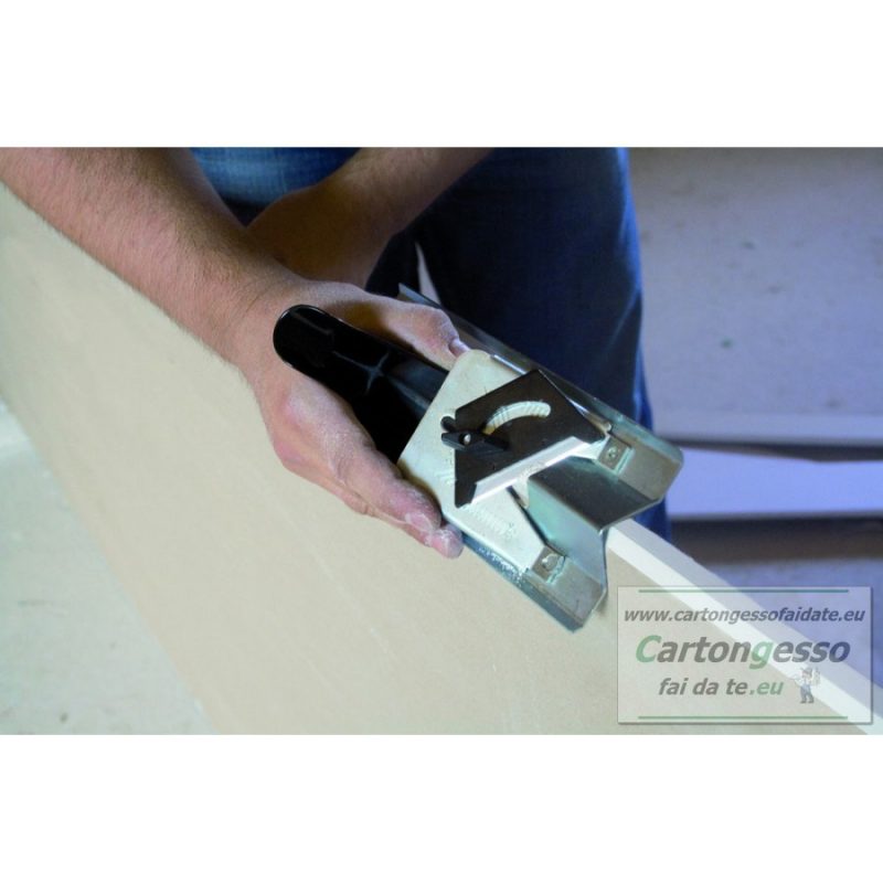Particolare di taglio cartongesso con pialletto angolare