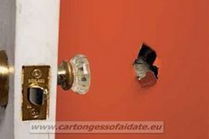 forare cartongesso con maniglia porta