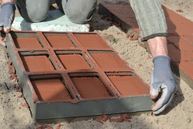Stampi per la pavimentazione del giardino effetto mattone/cotto allineato a scacchiera - immagine 3