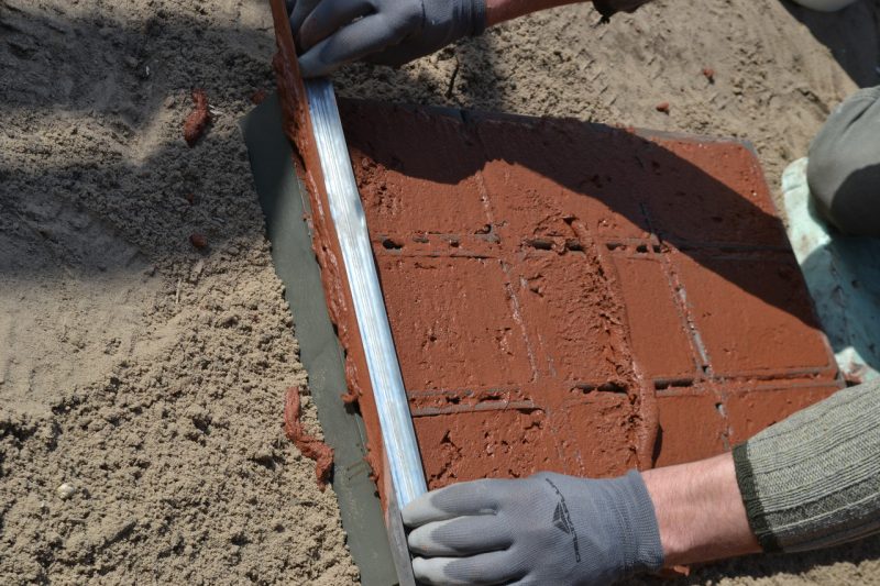 Stampi per la pavimentazione del giardino effetto mattone/cotto allineato a scacchiera - immagine 2