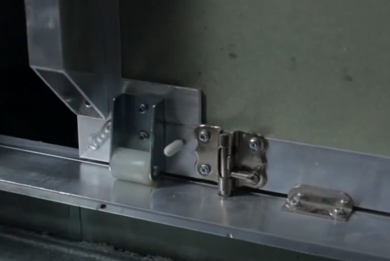 particolare di apertura doppia anta cartongesso con chiavistello