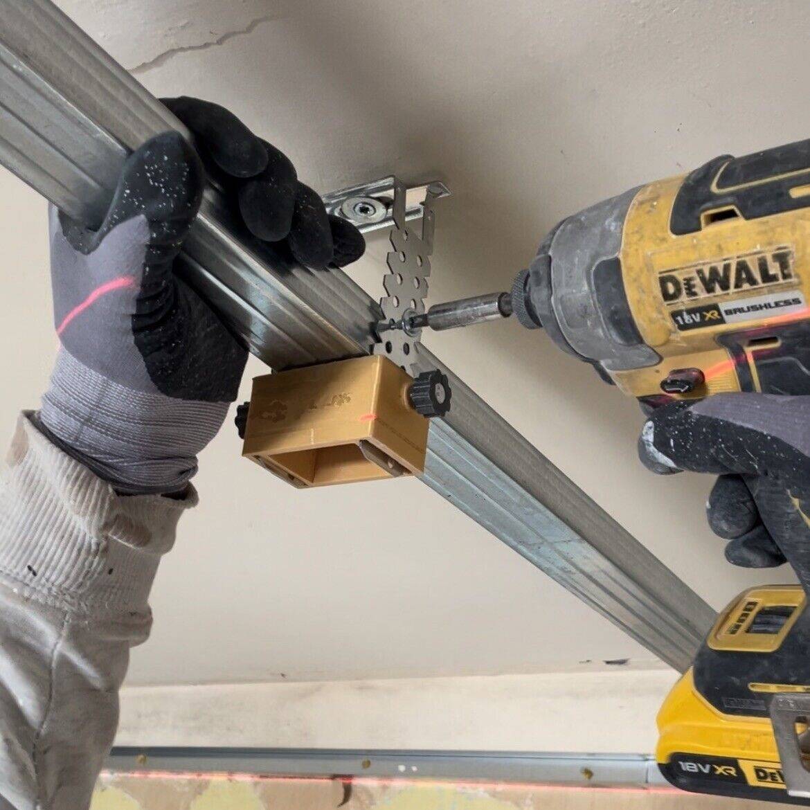 Misuratore per applicazione staffe regolabili per controsoffitto - target laser