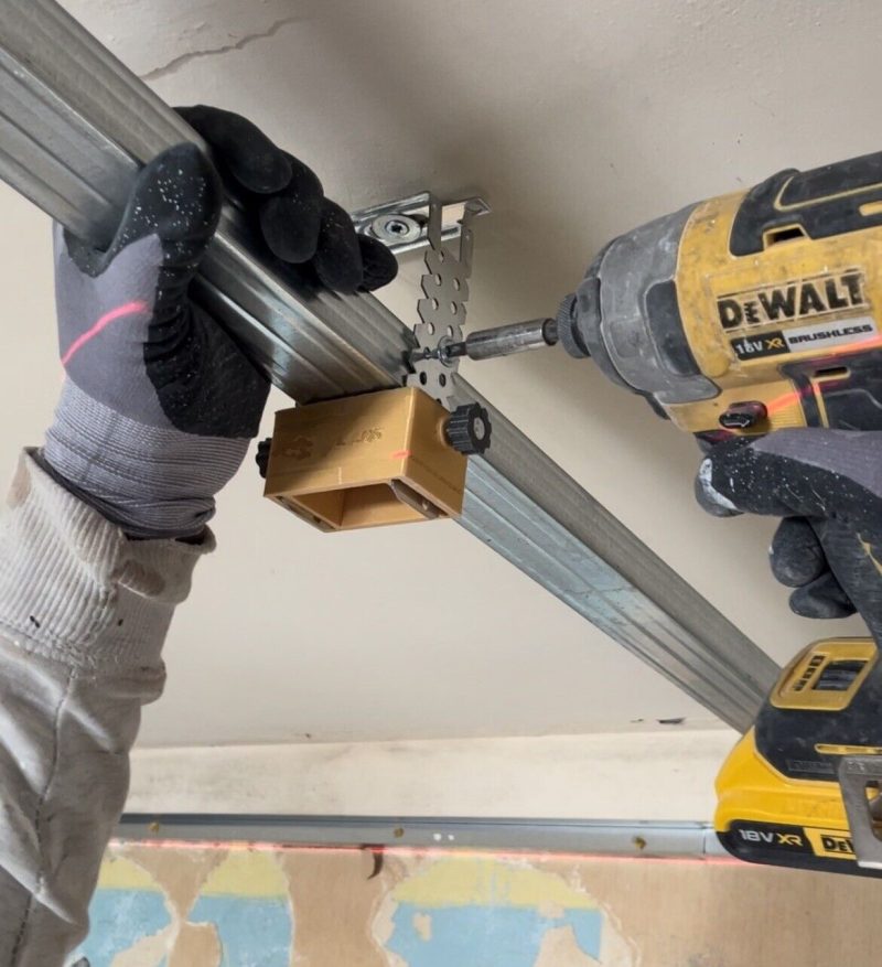 applicazione staffe per controsoffitto con misuratore - target laser