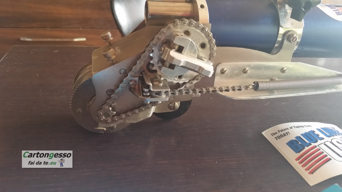 Bazooka usato per la stuccatura professionale automatica ... Sportelli botole per cartongesso