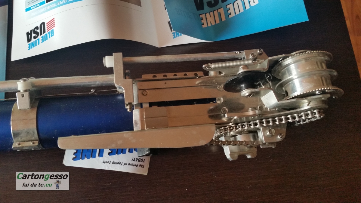 Bazooka usato per la stuccatura professionale automatica ... Sportelli botole per cartongesso